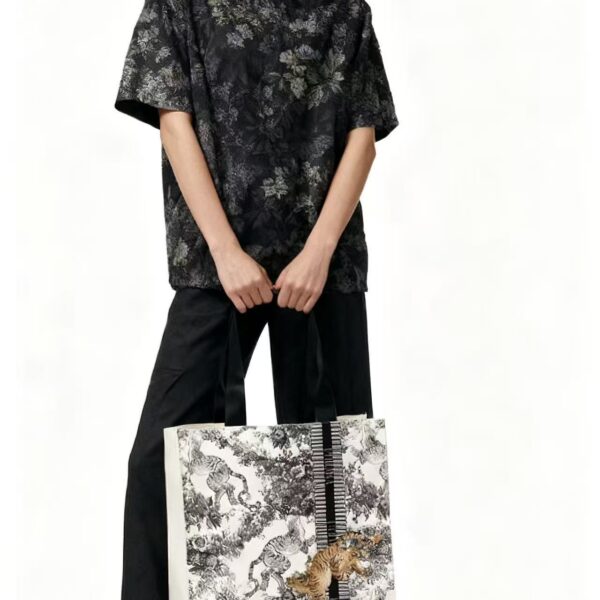 Chinese Yungang Grottoes Tiger in the Heart Tote Bag - Large Capacity for Commuting, Perfect Birthday Gift for Family